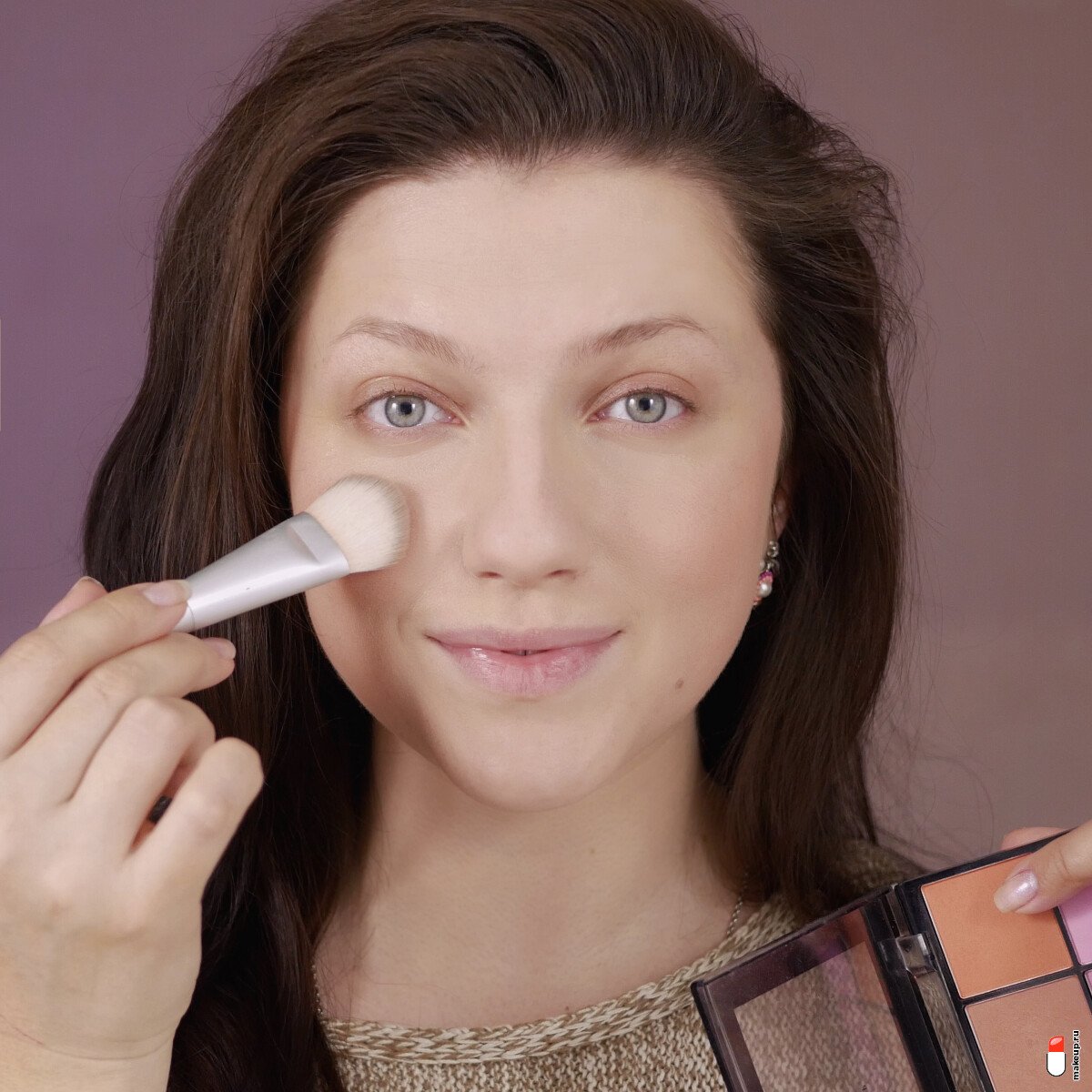 нанесите румяна