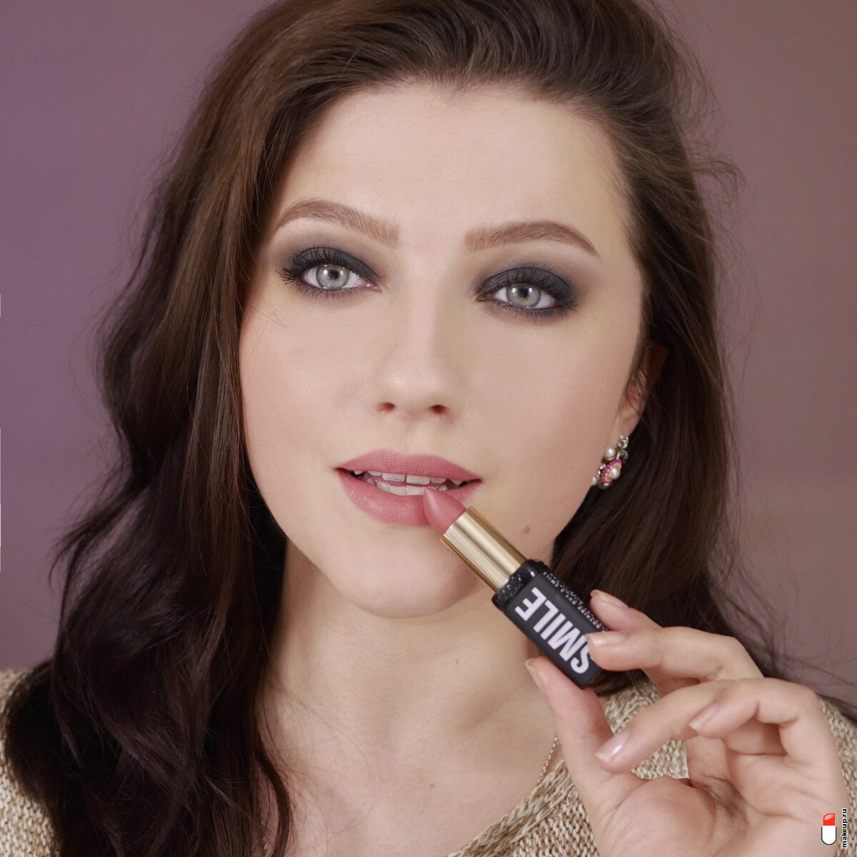 нанесите коралловую помаду