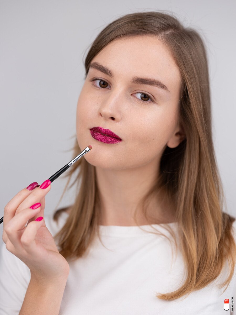 нанесите блеск для губ