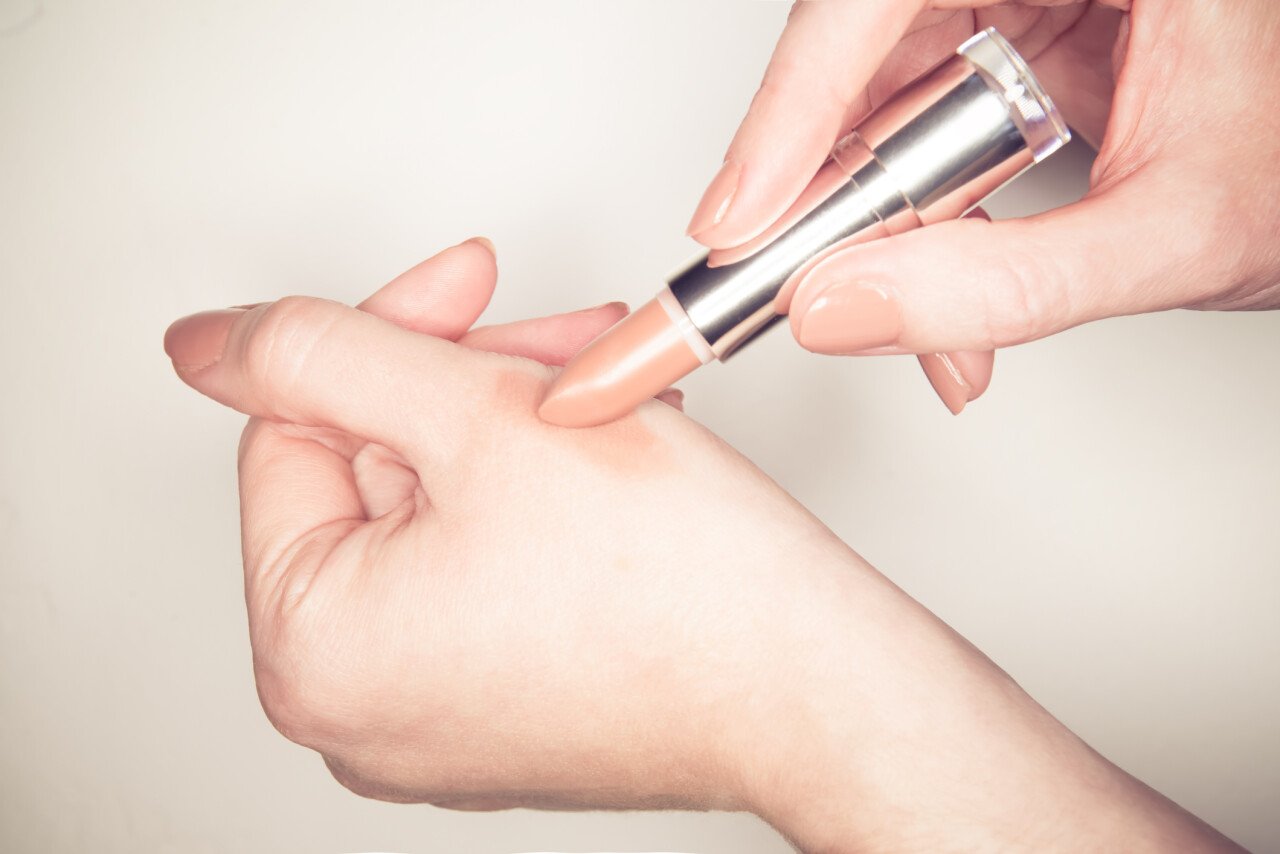 нанесите помаду на тыльную сторону ладони