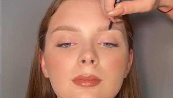 Лиза Ерохина оформляет девушке брови