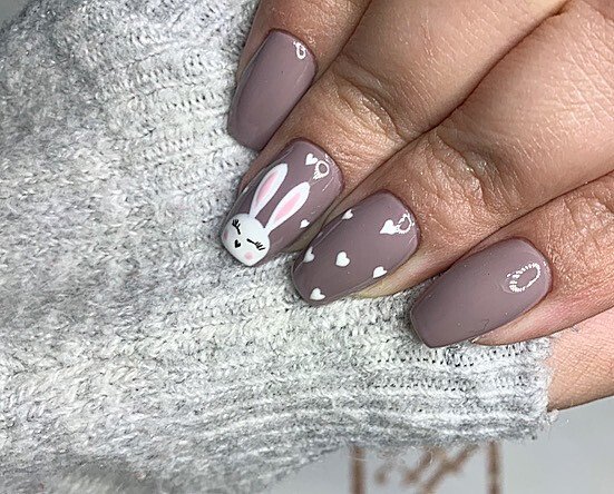 серый маникюр с дизайном