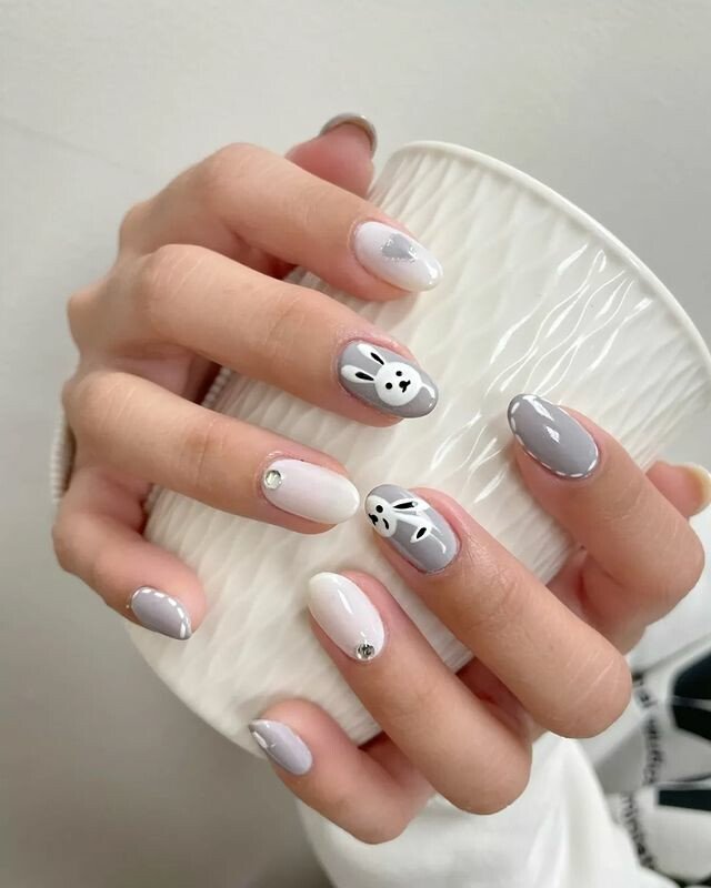 серый маникюр с зайчиками