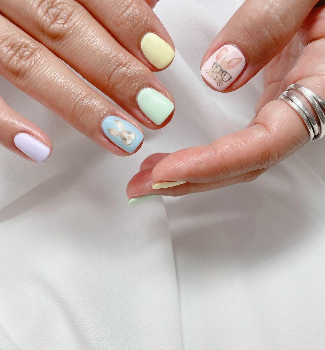 нежный маникюр с зайцем