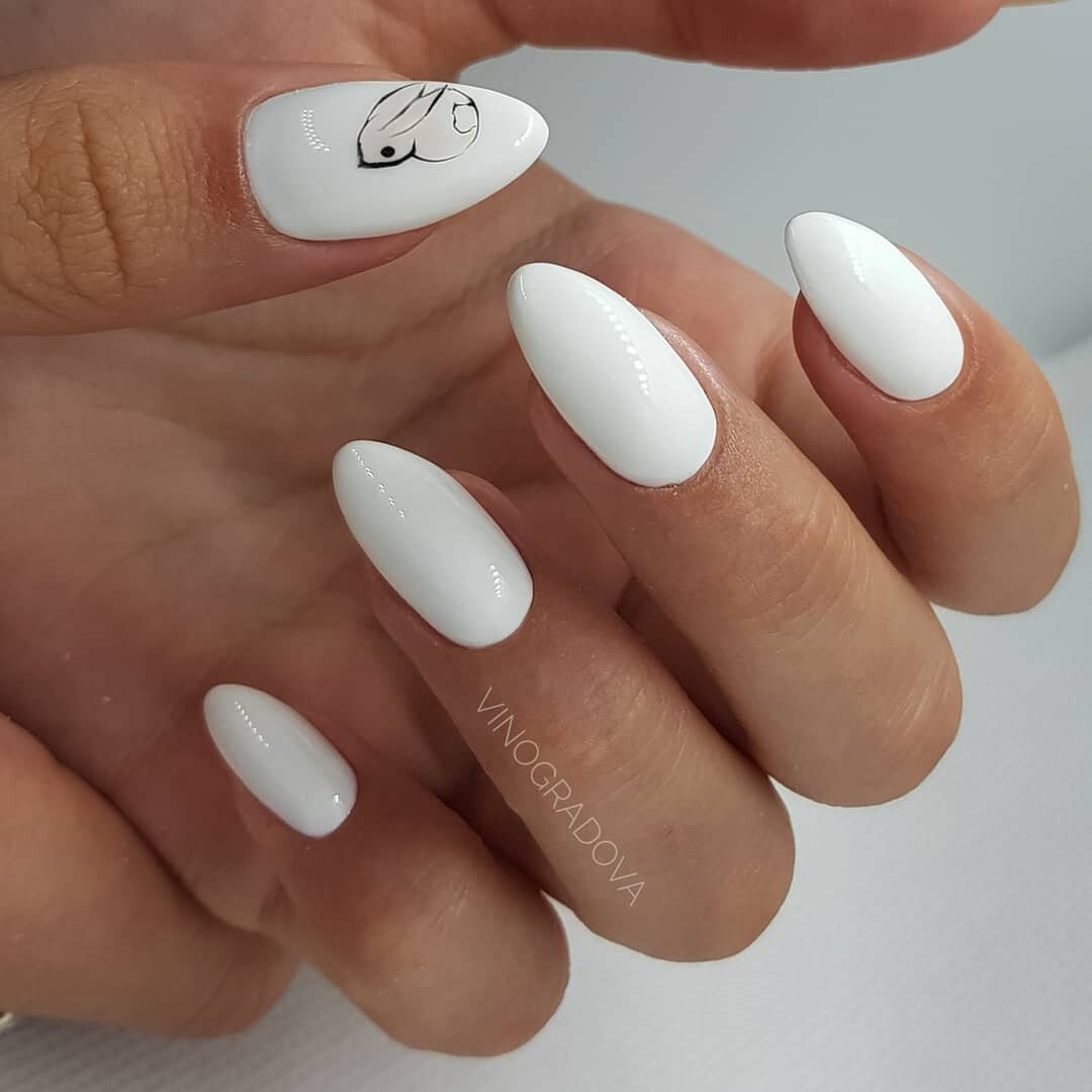 белый маникюр с кроликом
