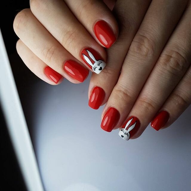 красный маникюр с кроликом