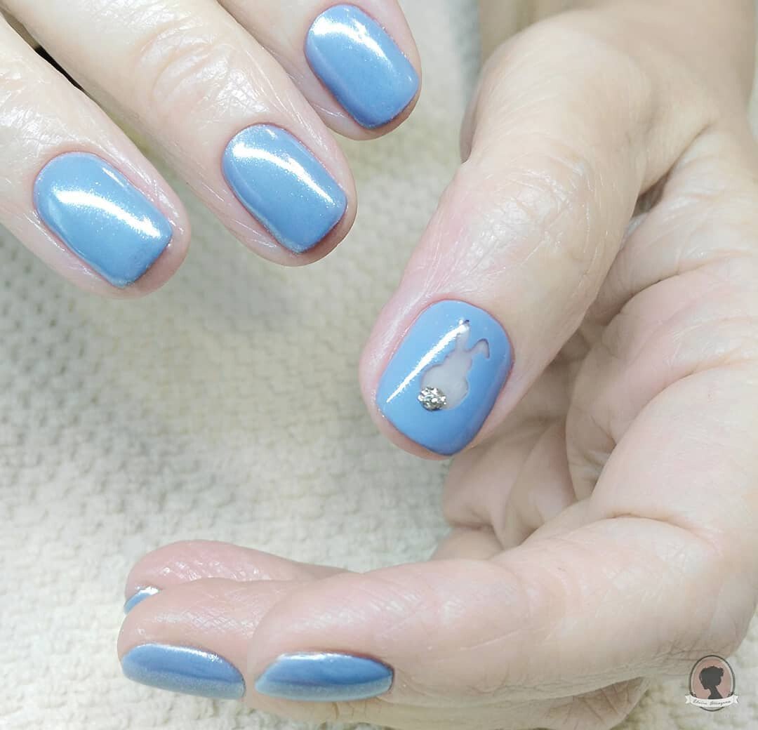 голубой лак для ногтей заяц