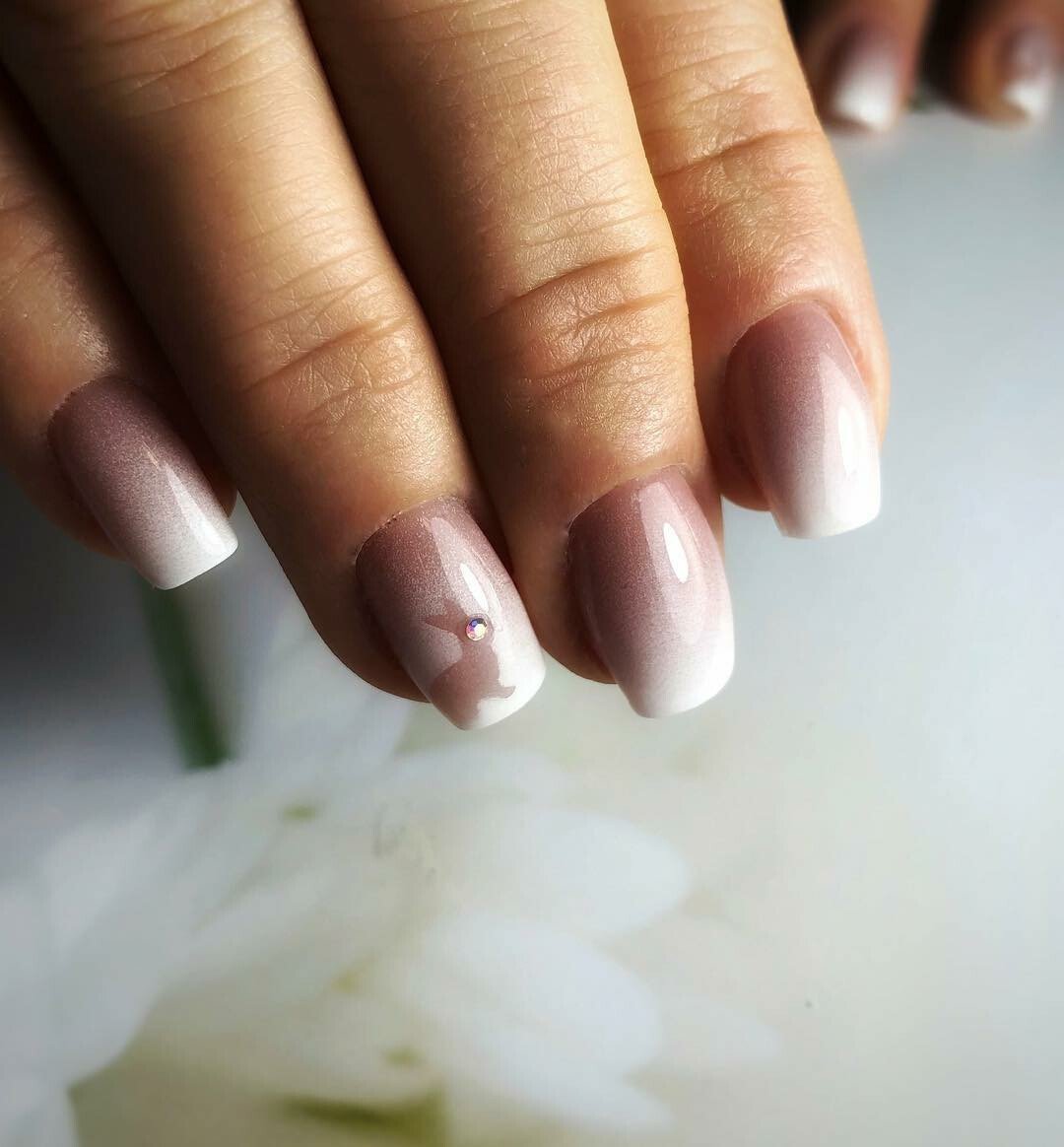 нежный маникюр с зайцем