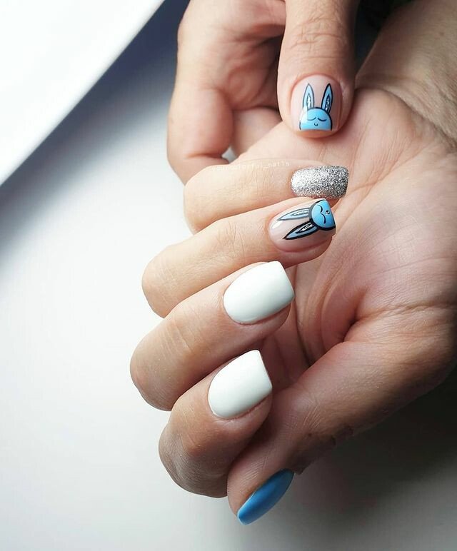 бело голубой маникюр