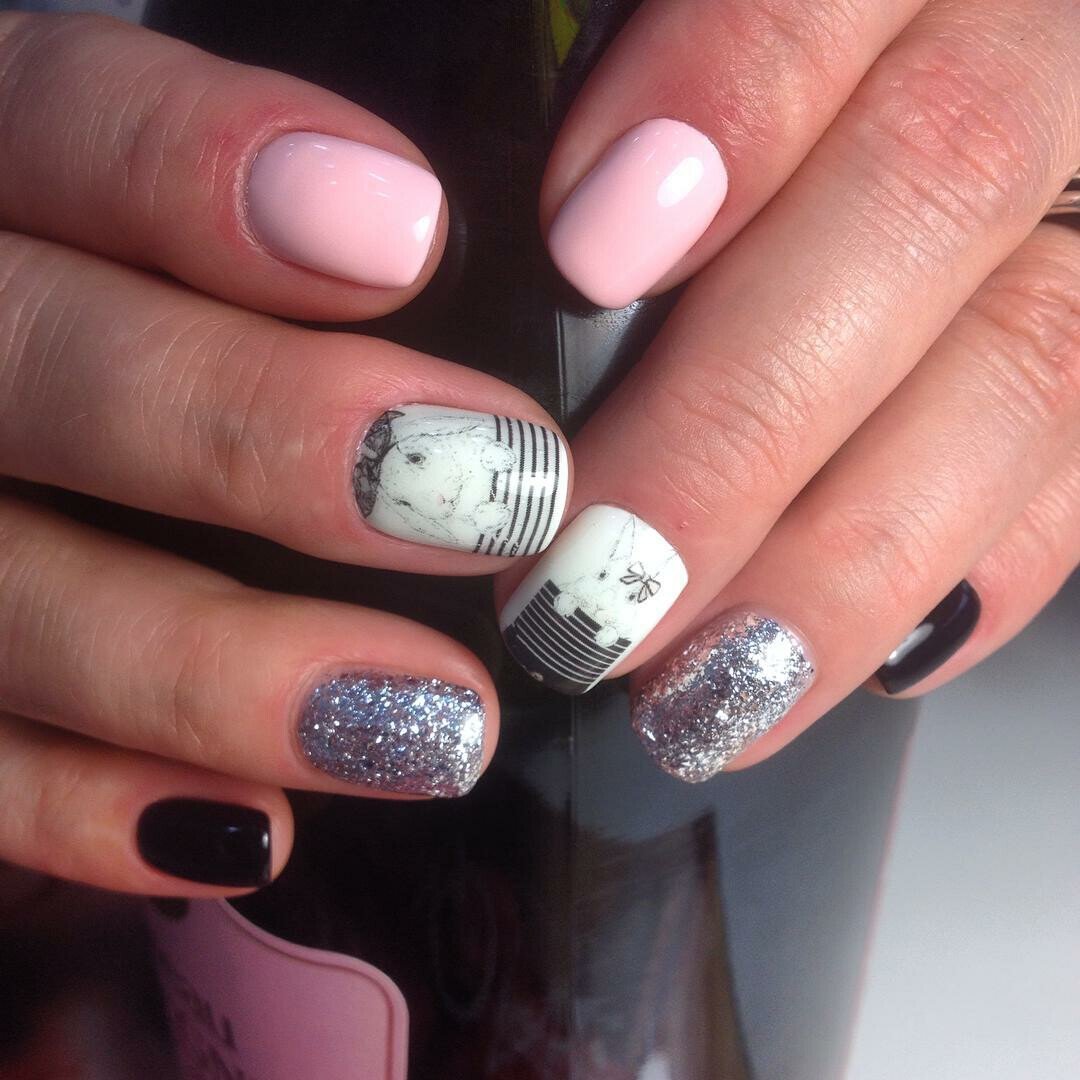 розово серые ногти