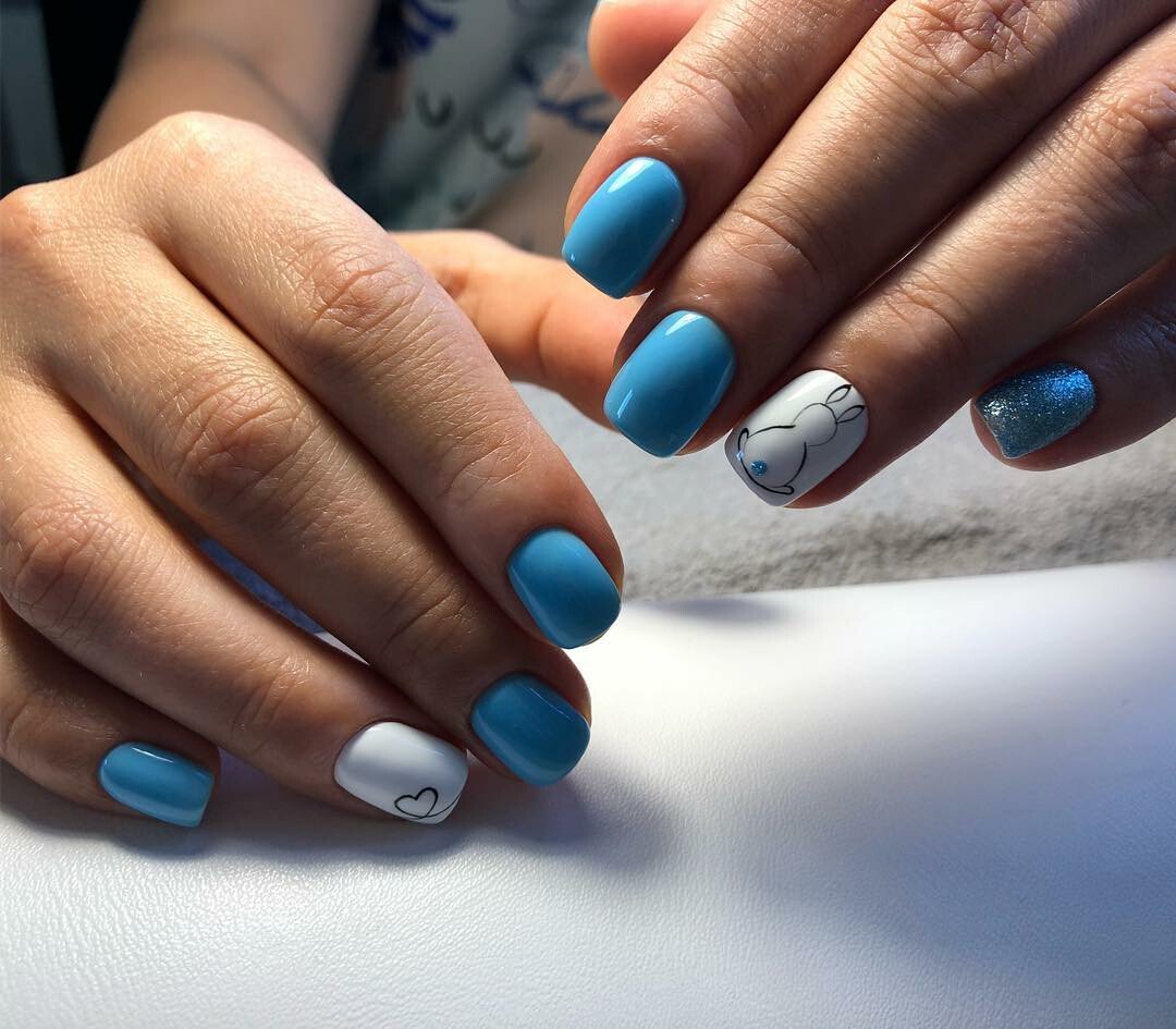 праздничный маникюр с зайцем