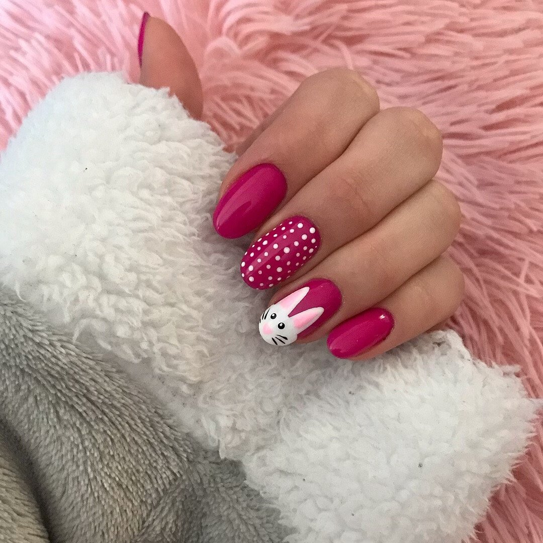 розовый маникюр с зайцем
