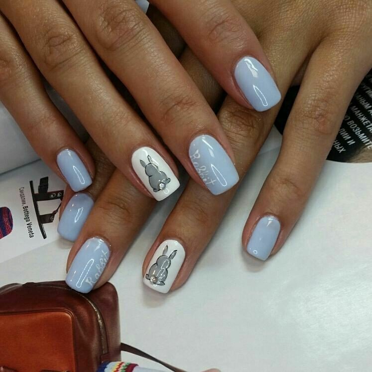 голубой маникюр с зайцем