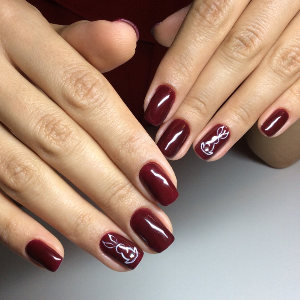 красный маникюр с зайцем