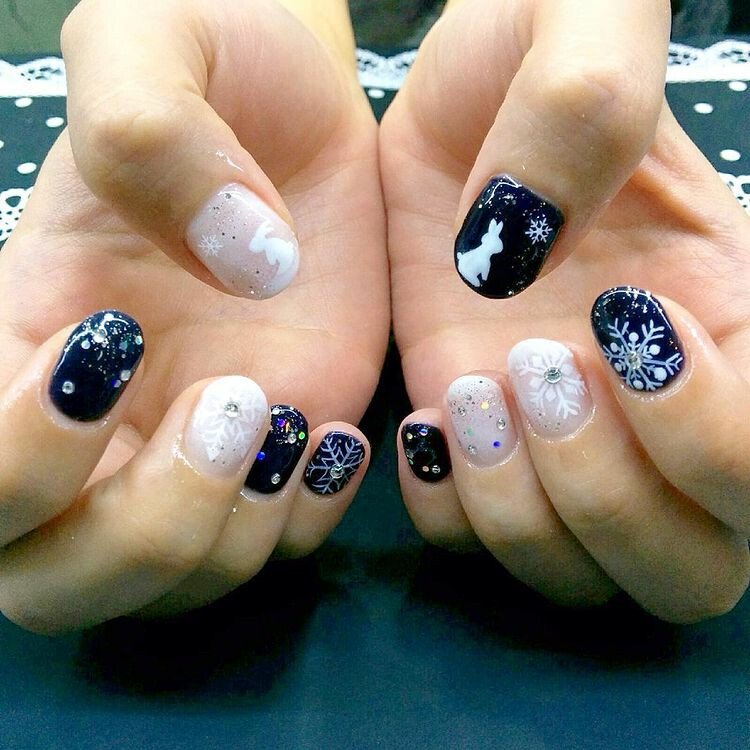 сине-белый маникюр со снежинками