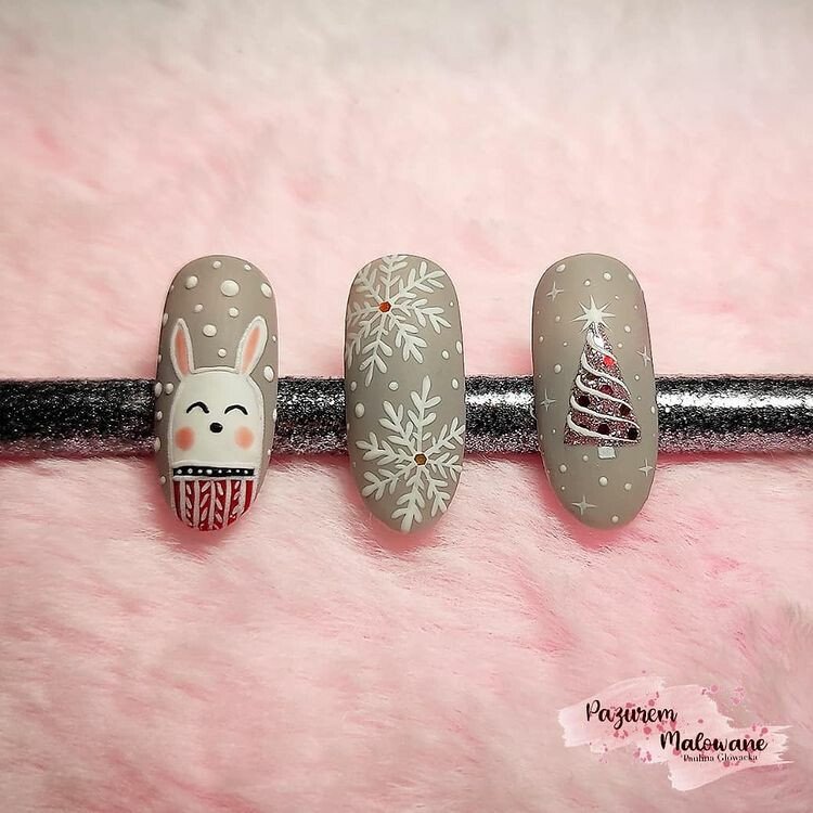 маникюр со снежинками и зайцем