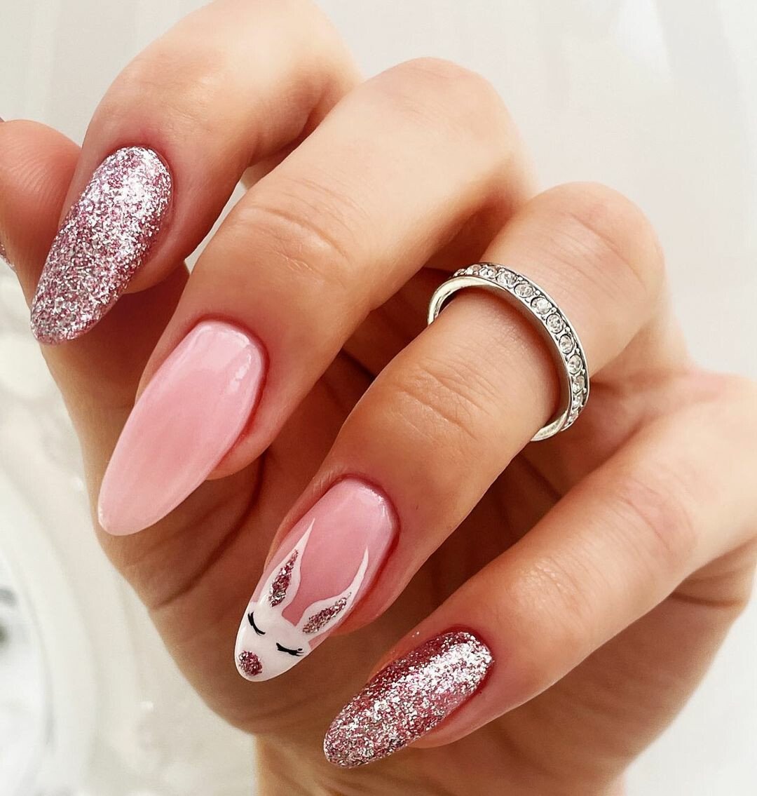 розовый с блестками маникюр