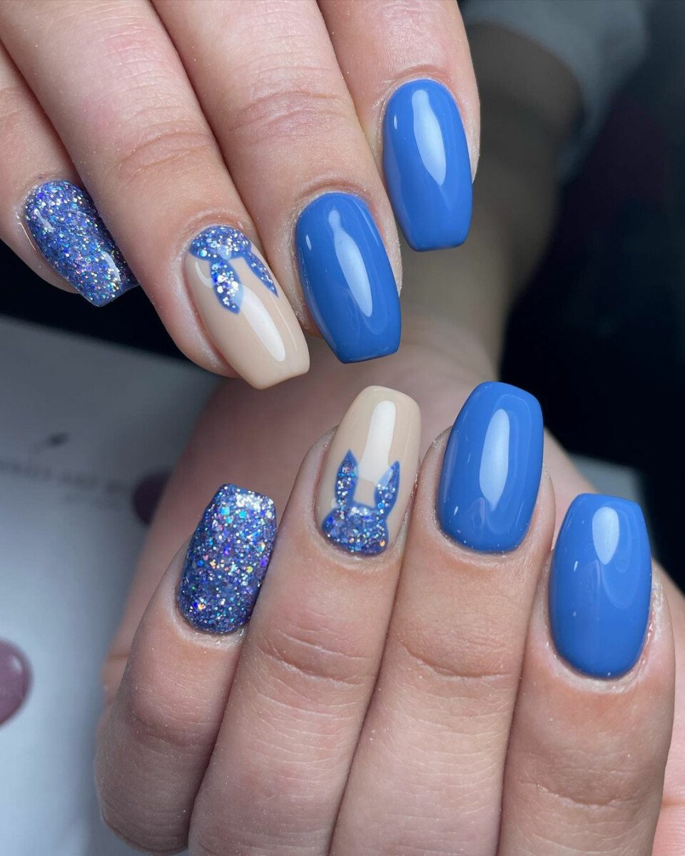 синий маникюр с кроликом