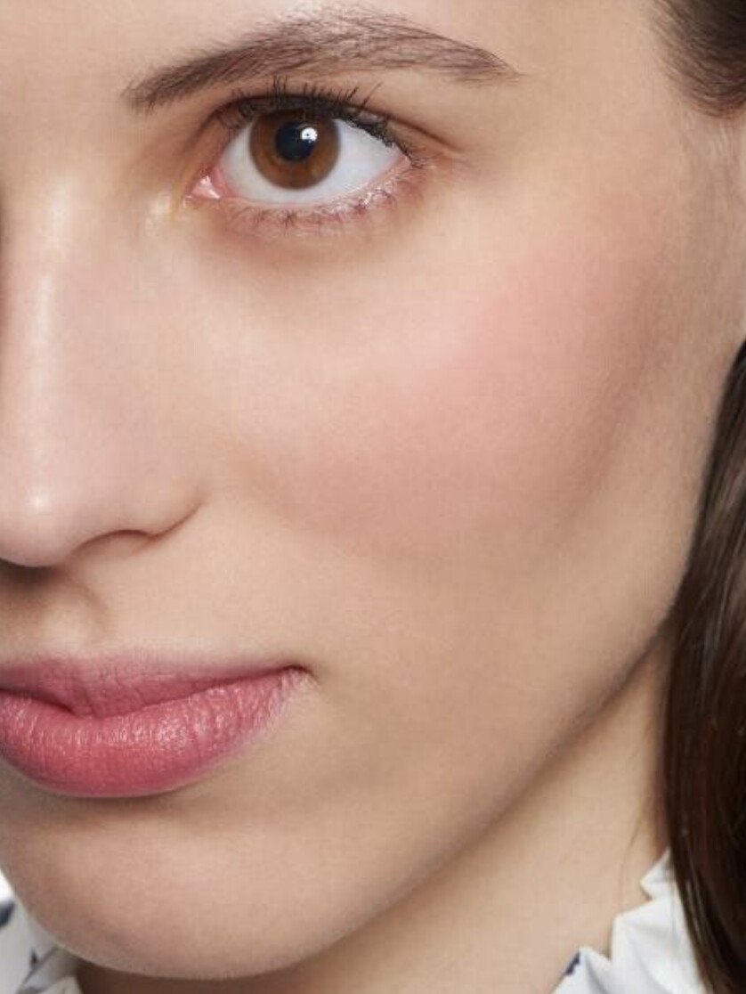 румяна на брюнетке