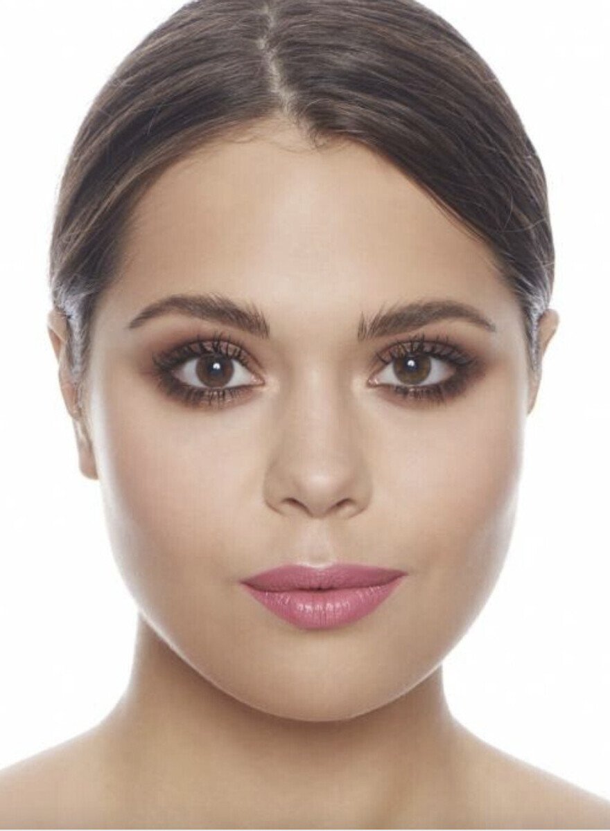 загорелая девушка с румянами