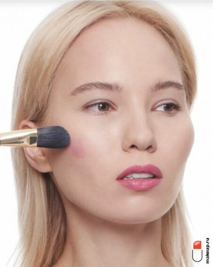 блондинка с румянами