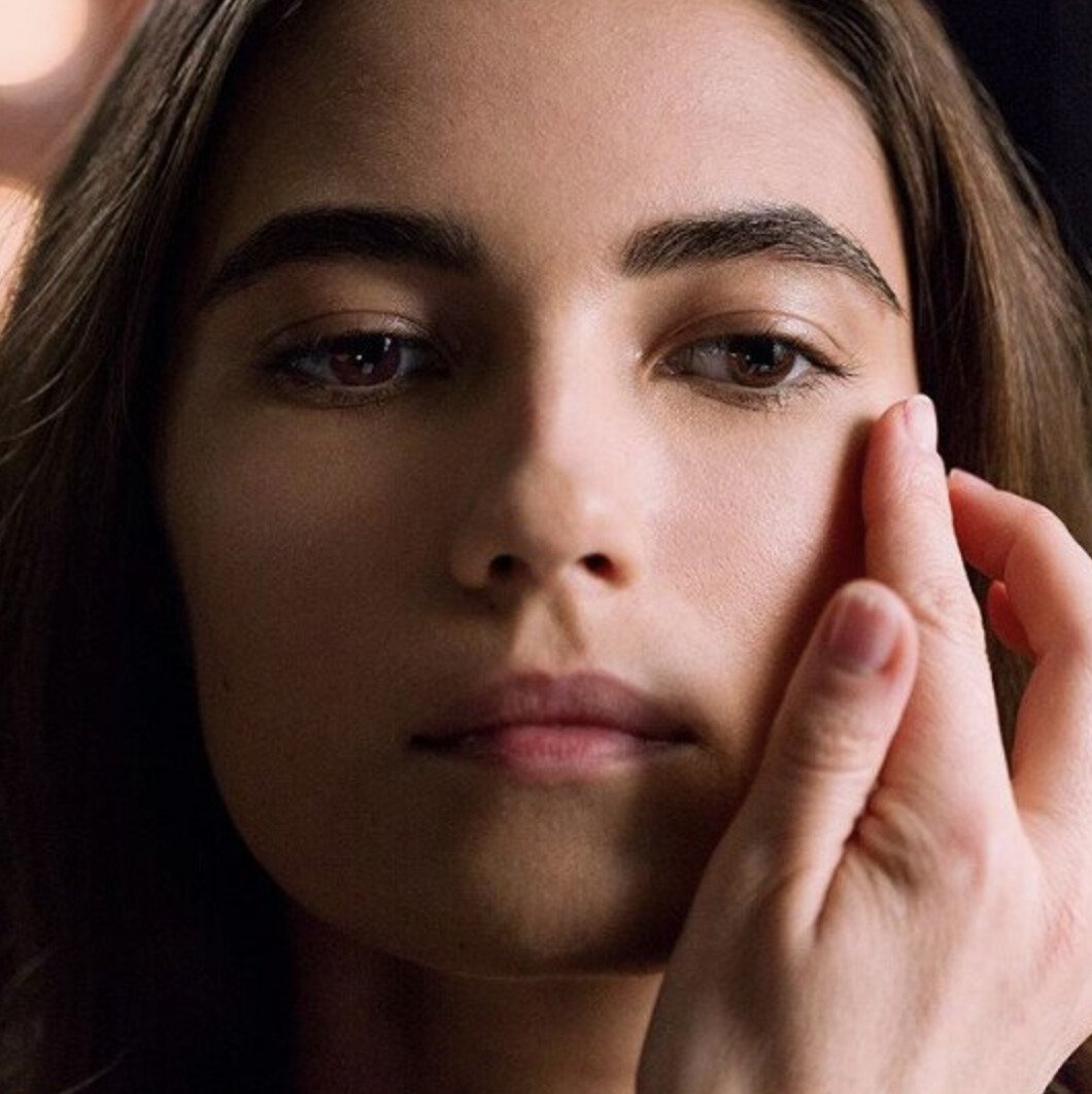 брюнетка с макияжем