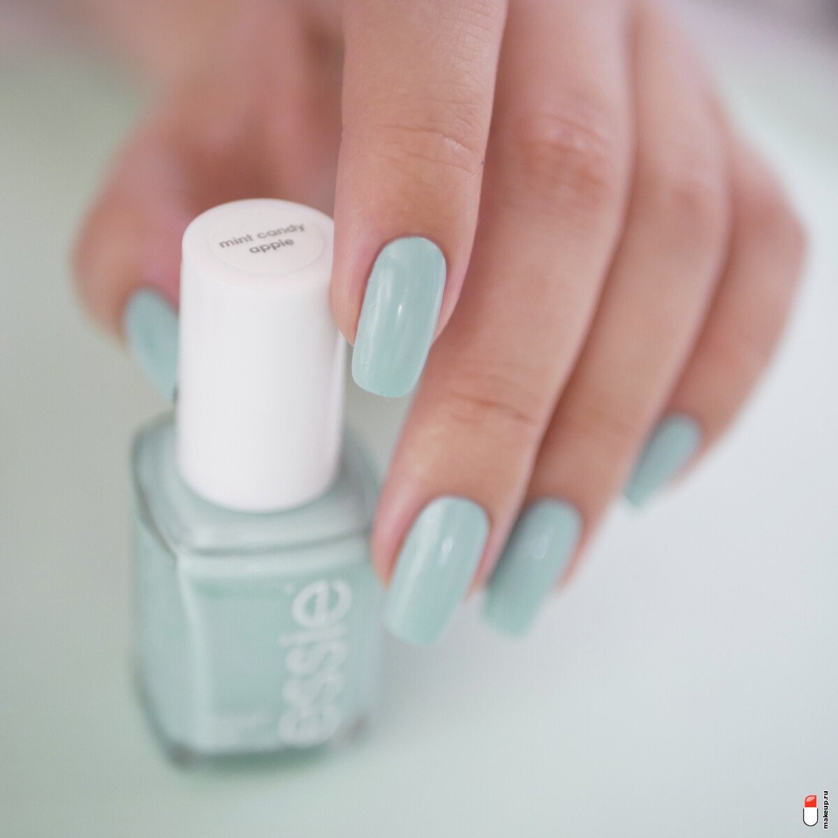 нанесите голубой лак на ногти