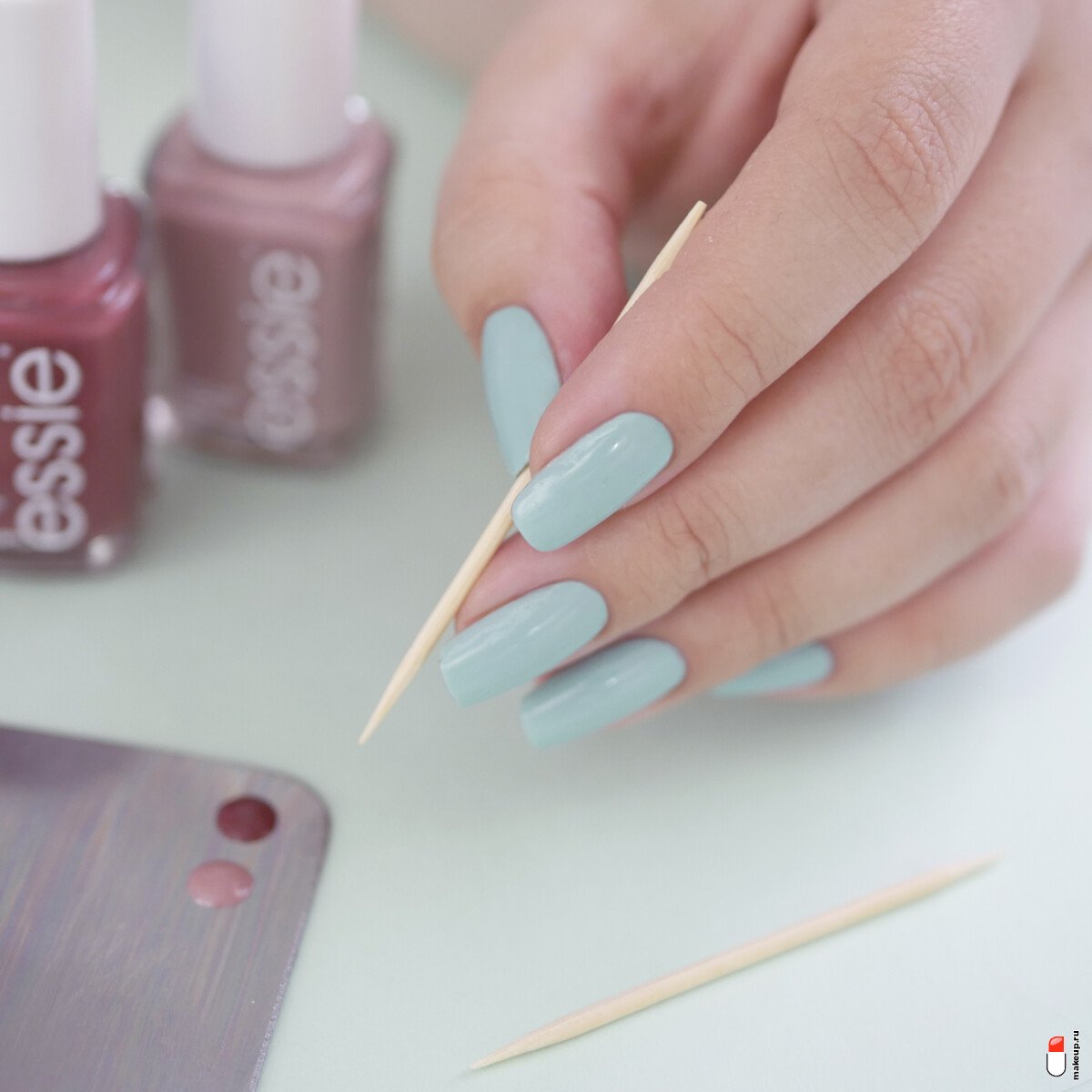 используйте зубочистку, чтобы набрать лак