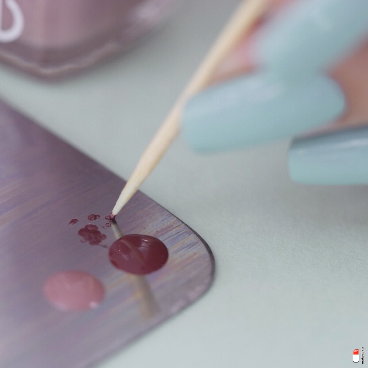 наберите лак на зубочистку