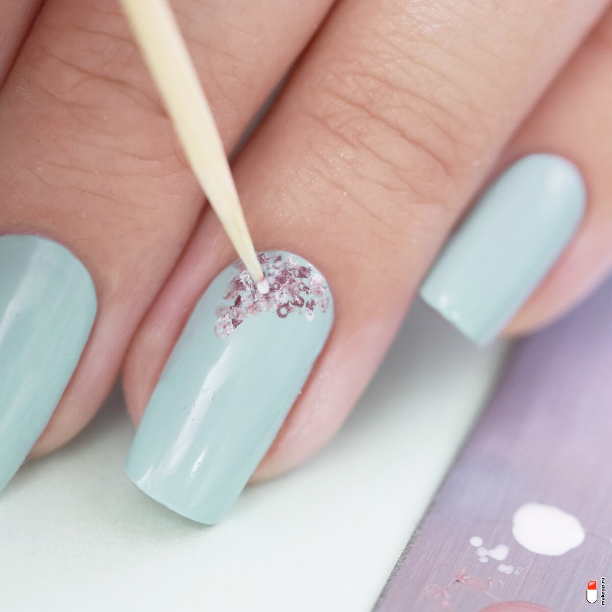 поставьте белым лаком точки на ногтях