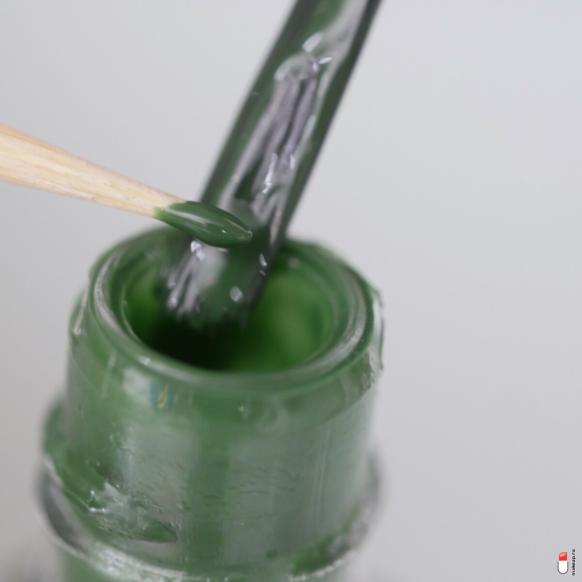 наберите зеленый лак на зубочистку