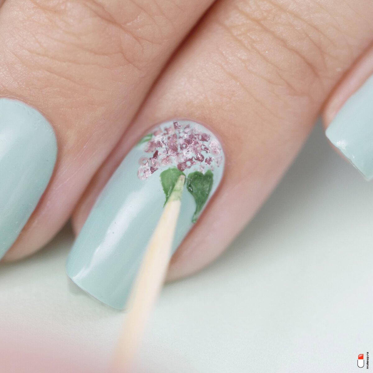 нарисуйте листики сирени на ногтях зубочисткой