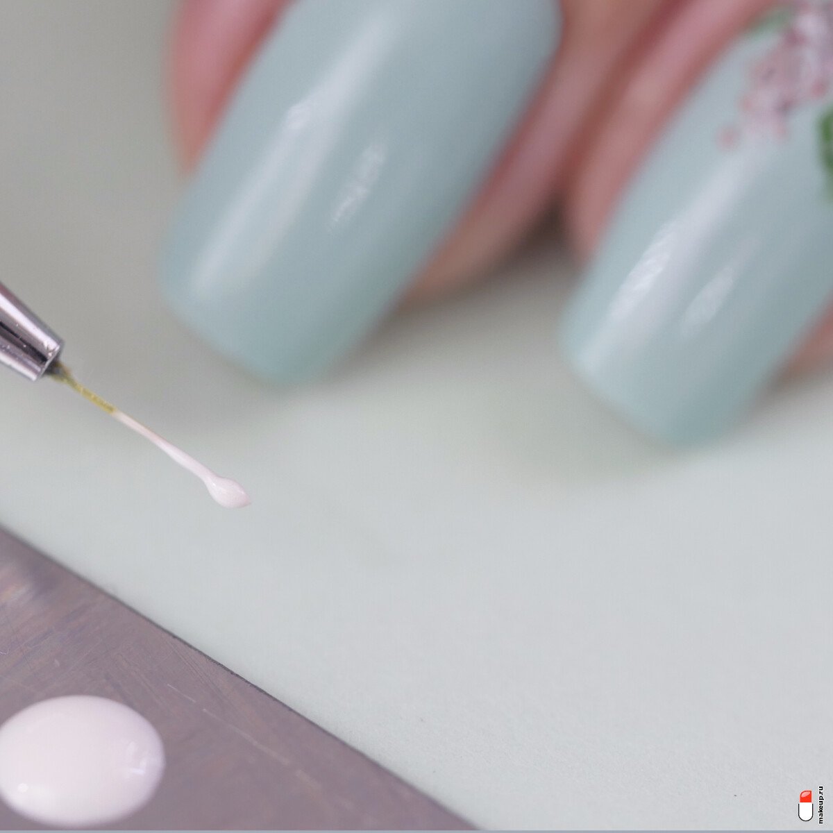 наберите белый лак на кисть