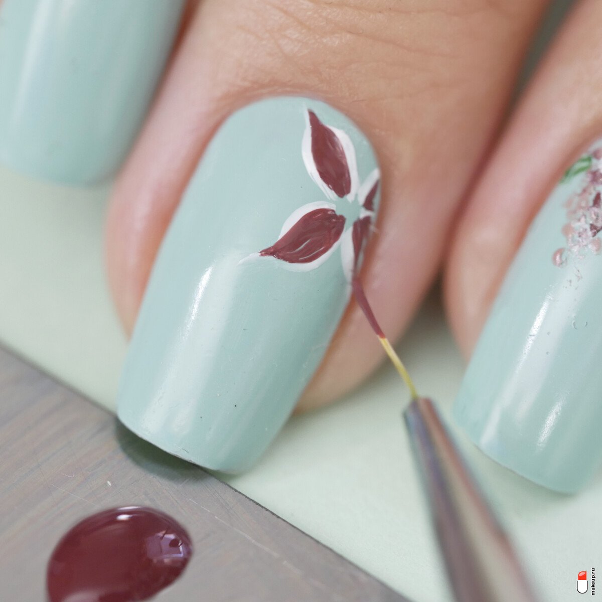 нарисуйте цветы сирени лаком