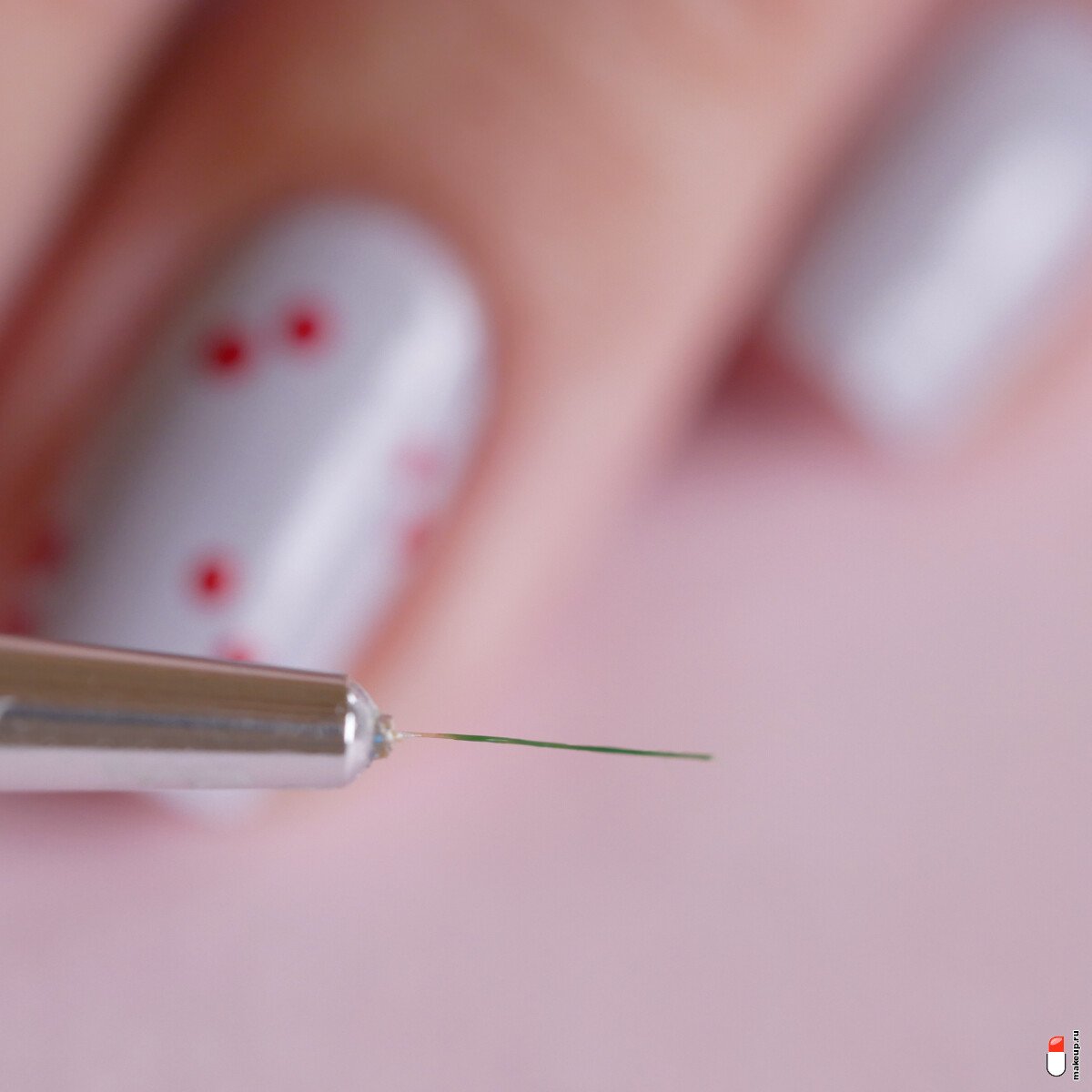 возьмите тонкую кисть