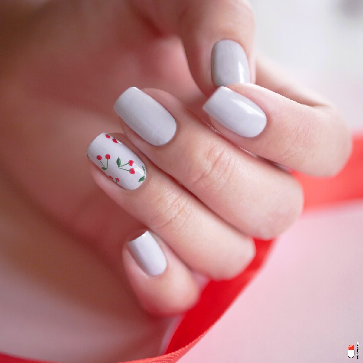 серый маникюр с вишнями