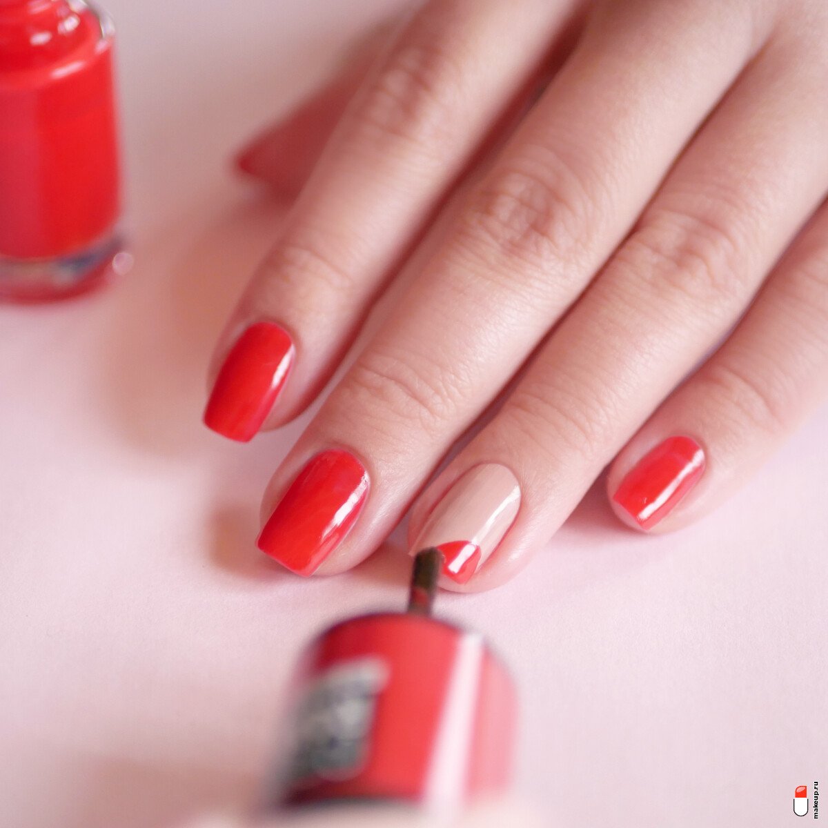 нанесите красный лак