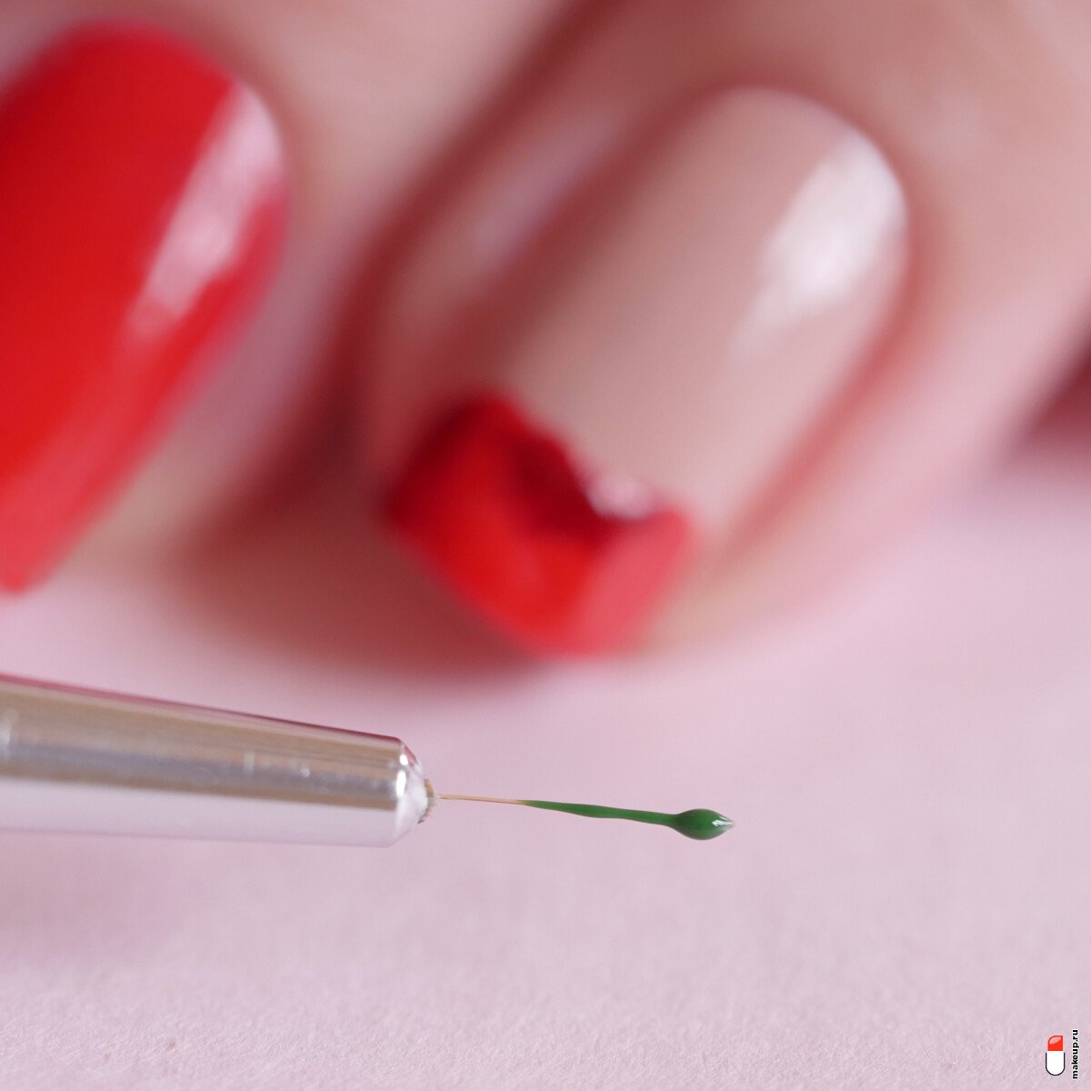 возьмите кисть для маникюра