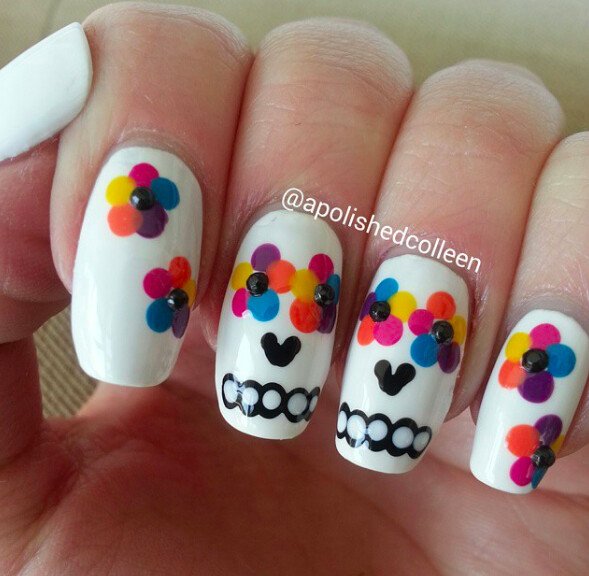 маникюр на хэллоуин 2020 сахарный череп на ногтях