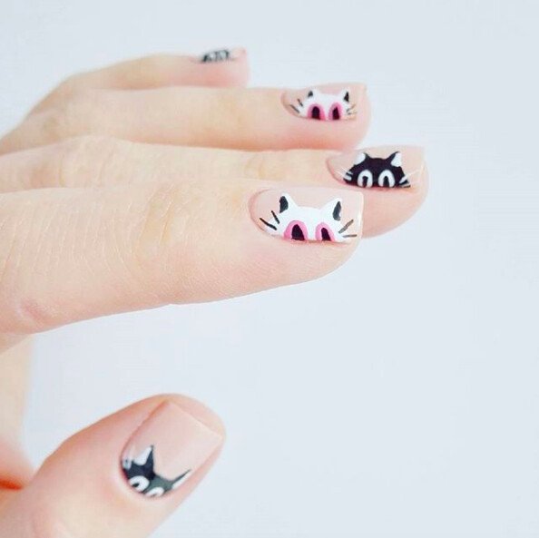 маникюр на хэллоуин 2020 кошки на ногтях