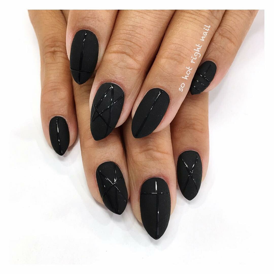маникюр на хэллоуин 2020 черные острые длинные ногти
