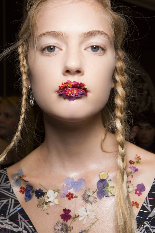 Цветочный букет: необычная идея макияжа для новогоднего карнавала фото 10030