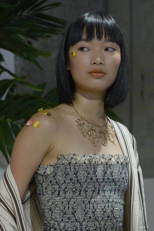 Цветочный букет: необычная идея макияжа для новогоднего карнавала фото 10039