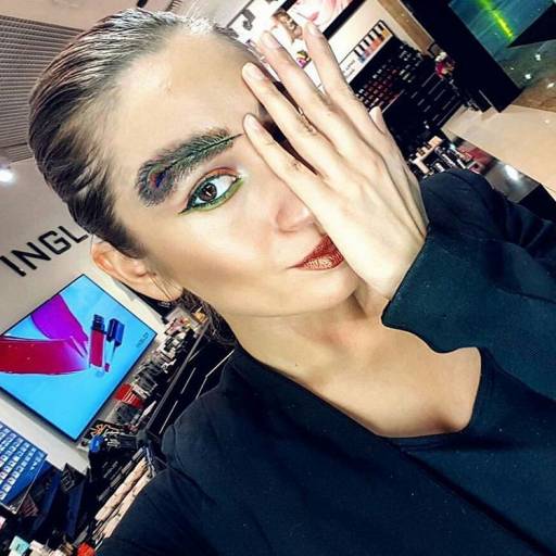 необычная форма бровей