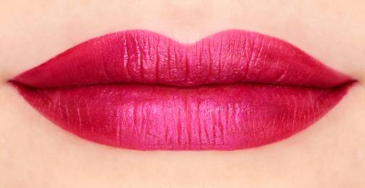 яркая помада
