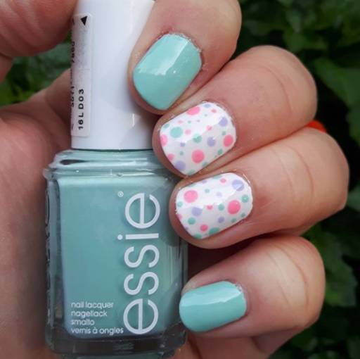 маникюр с точками