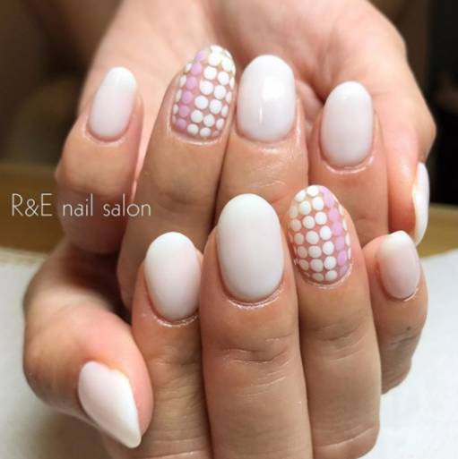 маникюр с точками