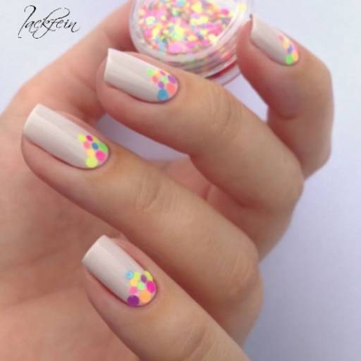 маникюр с точками