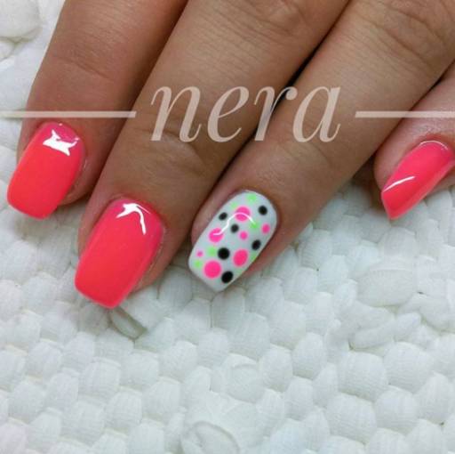 маникюр с точками