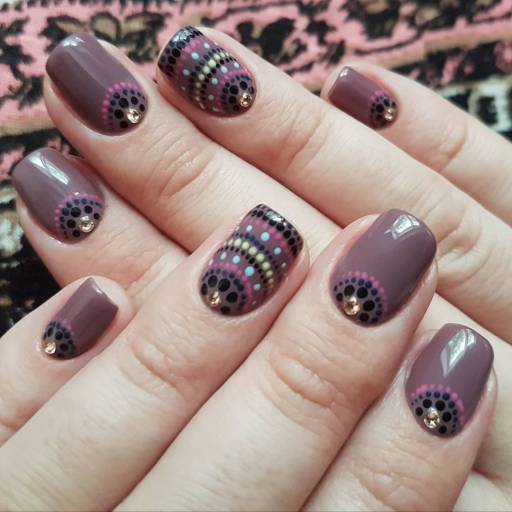 маникюр с точками